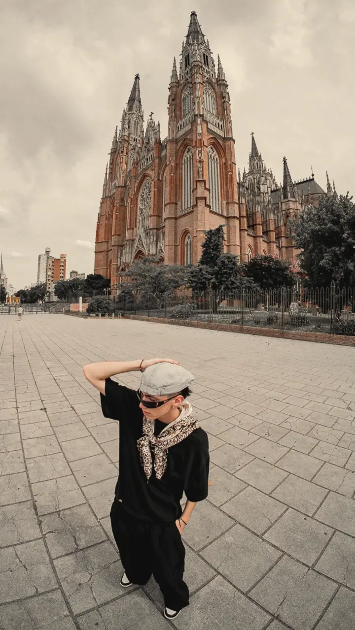 Nykotis frente a la catedral de La Plata