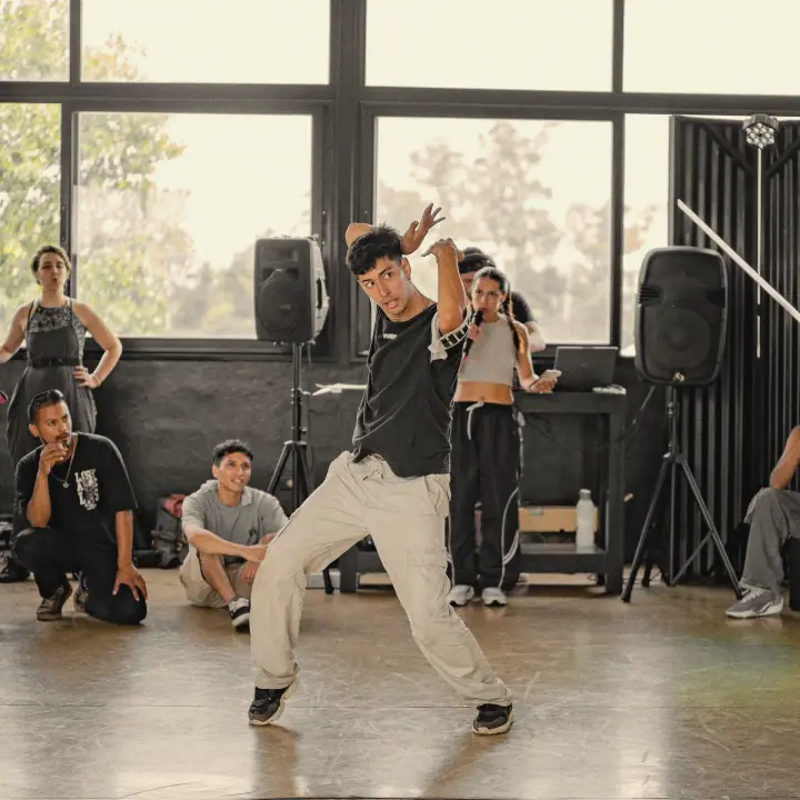 Un bailarín en movimiento con la ronda mirando