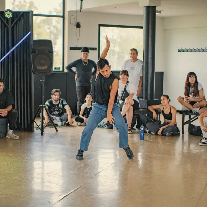 Un bailarín en la pista de Kinetix Complex