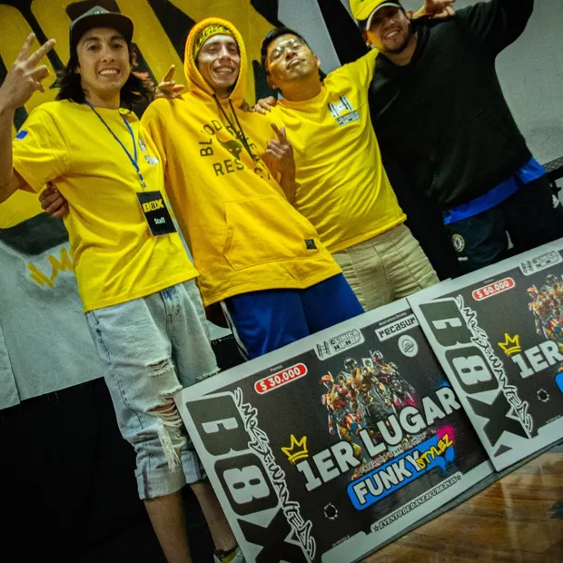 El cheque de primer lugar de Funky Style, con los campeones de Don't Stop Crew y el equipo de Clínica HipHop