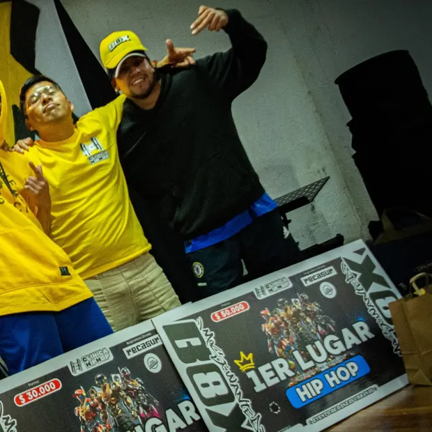 El cheque de primer lugar de Hip Hop, con el equipo de Clínica HipHop