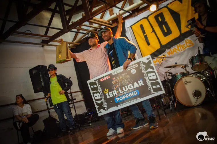 Palo Groove con su cheque de primer lugar en Popping