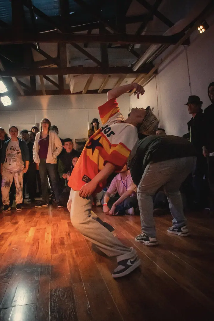 Dos bailarines en la ronda, rodeados de público