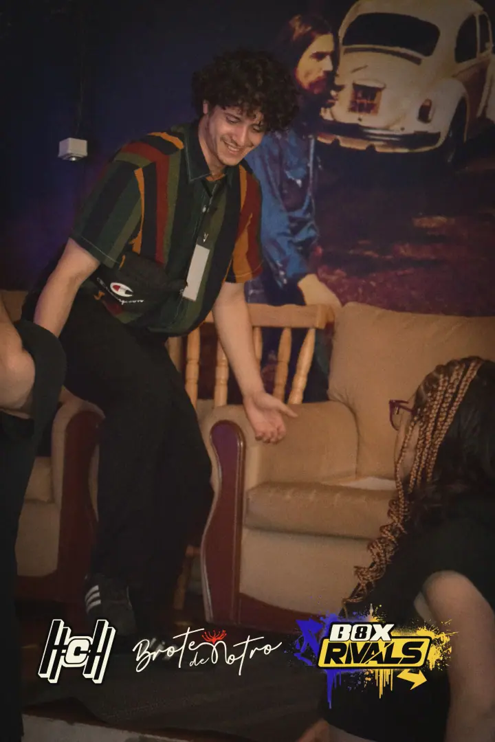Seba Dranzer apoyado en un sillón, entre rondas