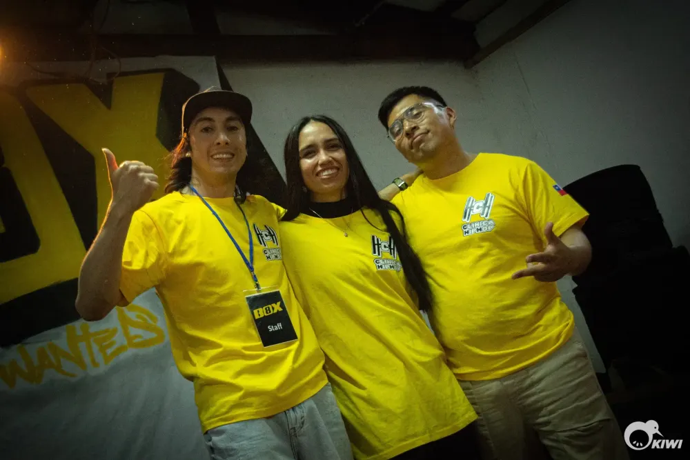 Patodak, NayanCL y Bladi con poleras amarillas de Clínica HipHop