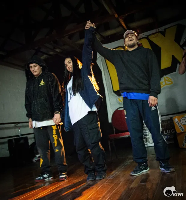 NayanCL levanta la mano del campeón de Hip Hop en BOX8 Most Wanted